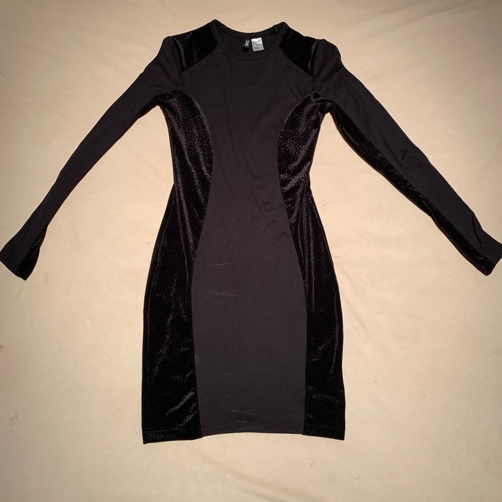Extremely flattering stretchy, hourglass, long sleeve little black dress